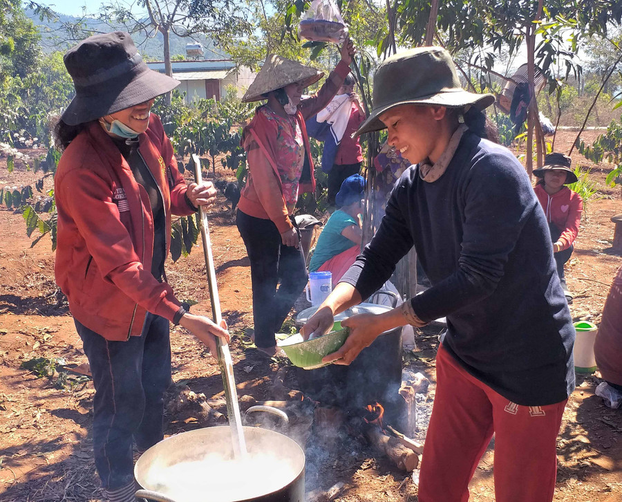 Chị em phụ nữ làng Đê Thung chế biến món ăn truyền thống đón Xuân. Ảnh: Đinh Yến Chị em phụ nữ làng Đê Thung chế biến món ăn truyền thống đón Xuân. Ảnh: Đinh Yến