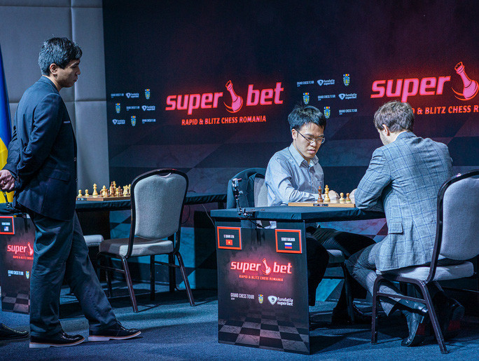 Bạn đồng học Wesley So (đứng) có lúc xếp số 2 thế giới