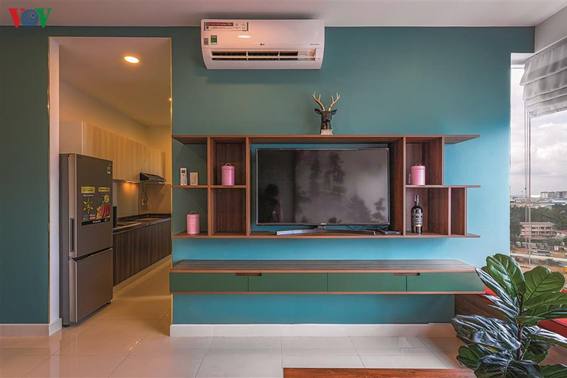 Các mảng tường lớn ở phòng khách, phòng ăn được sơn xanh màu lá.