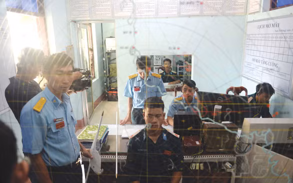  Lính rađa trên đảo Phú Quý trong một tình huống sẵn sàng chiến đấu giả định gần Tết 2020 - Ảnh: TỰ TRUNG