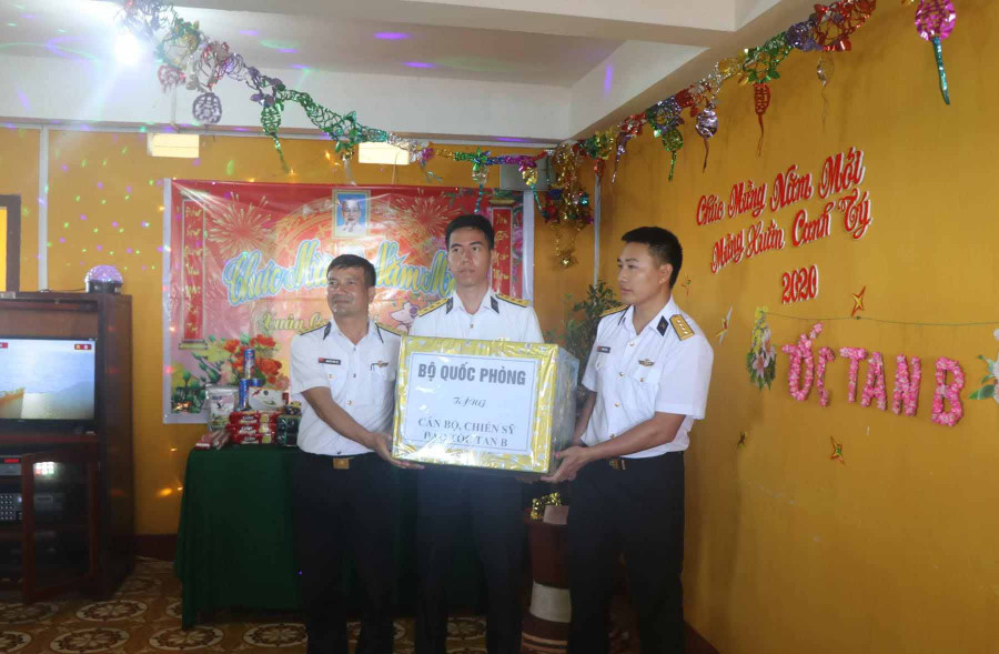 Thượng tá Nguyễn Đức Độ tặng quà của nhân dân đất liền cho cán bộ, chiến sĩ trên đảo. Ảnh: Nguyễn Diệp