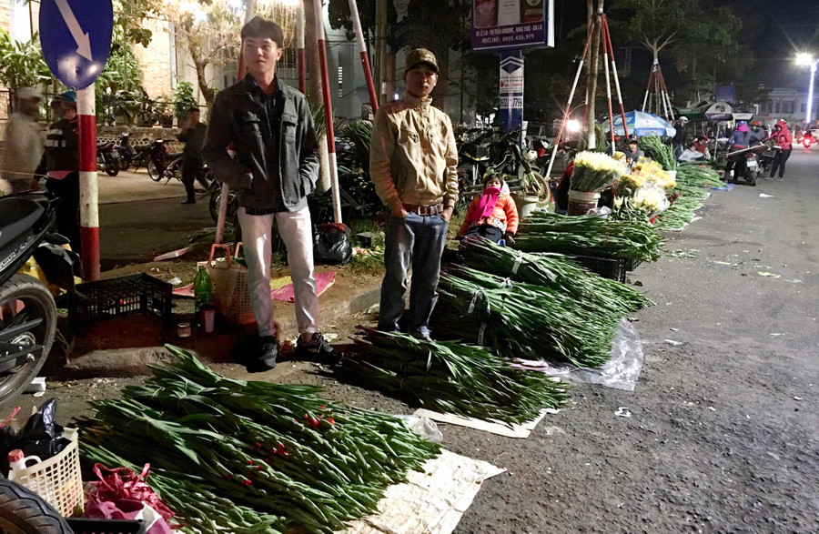 Lay ơn rất nhiều, đẹp và rẻ nhưng khó bán. Ảnh: Lê Hòa