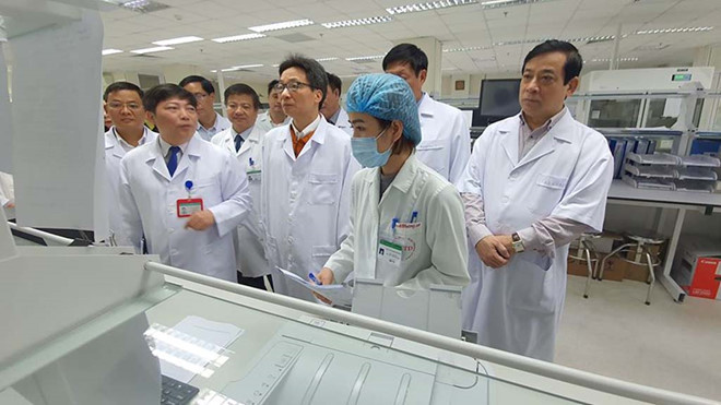  Phó Thủ tướng Vũ Đức Đam yêu cầu Bệnh viện Bệnh Nhiệt đới T.Ư cơ sở 2 sẵn sàng trang thiết bị và nhân lực, chủ động ứng phó dịch viêm đường hô hấp cấp do vi rút nCoV - ẢNH TUẤN DŨNG