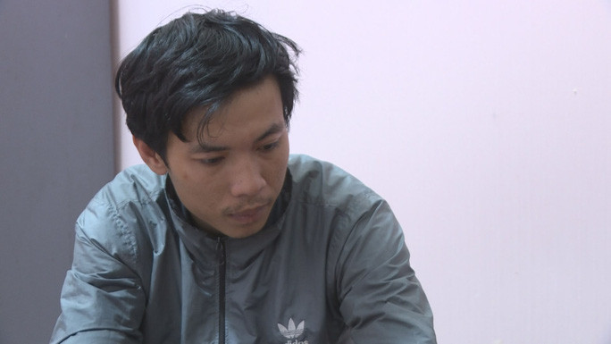  Đối tượng Nguyễn Quang Hùng tại cơ quan công an