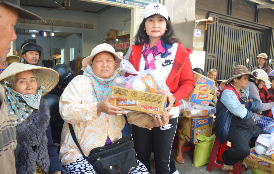 Bà Nguyễn Thị Ngọc Hạnh -trưởng nhóm từ thiện trao quà cho người nghèo. Ảnh: Anh Huy 