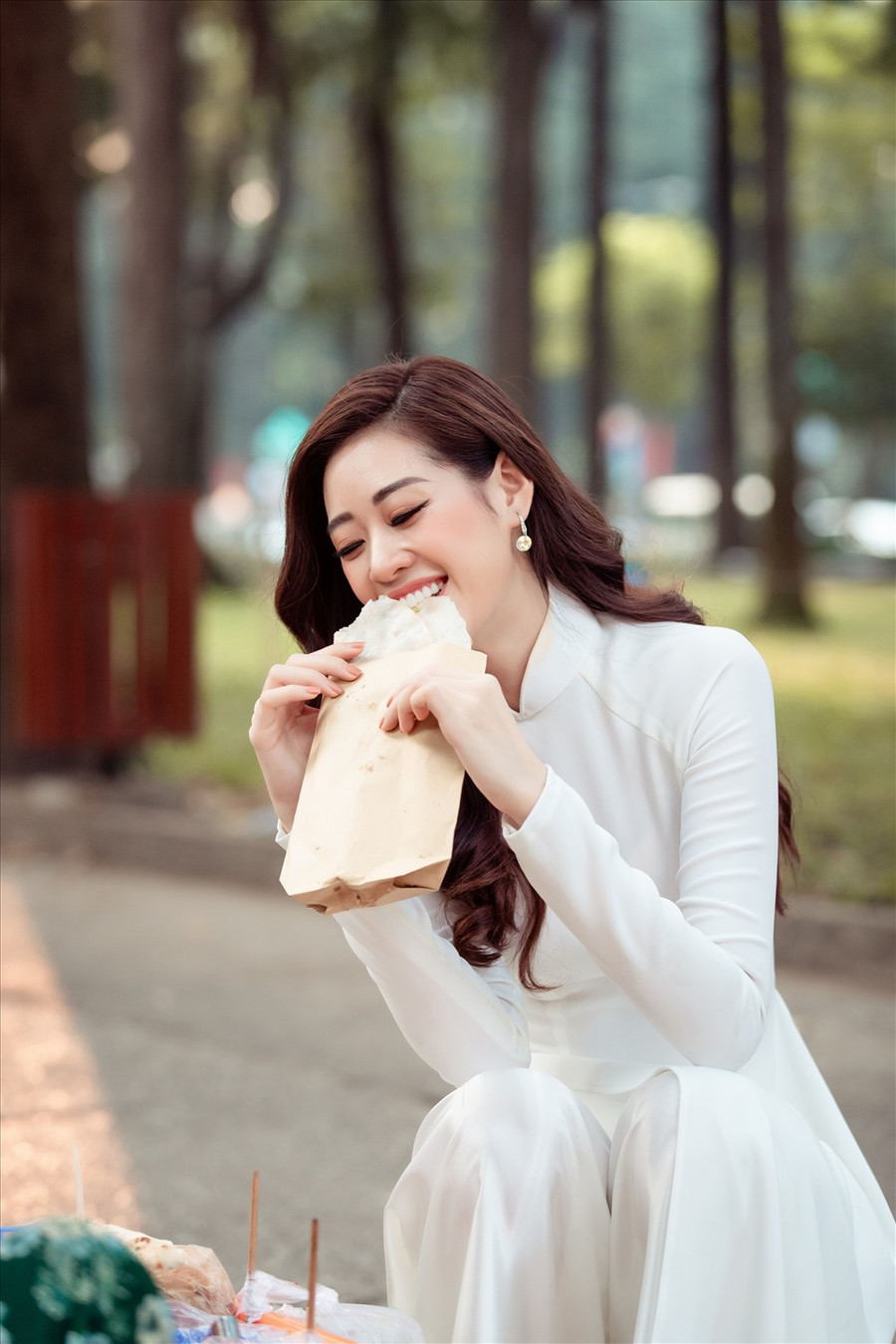  11 Hoa hậu Khánh Vân còn ghé lại bên những hàng quán rong mà cô thường xuyên đến mỗi khi rảnh rỗi. Ảnh: David Sắn.