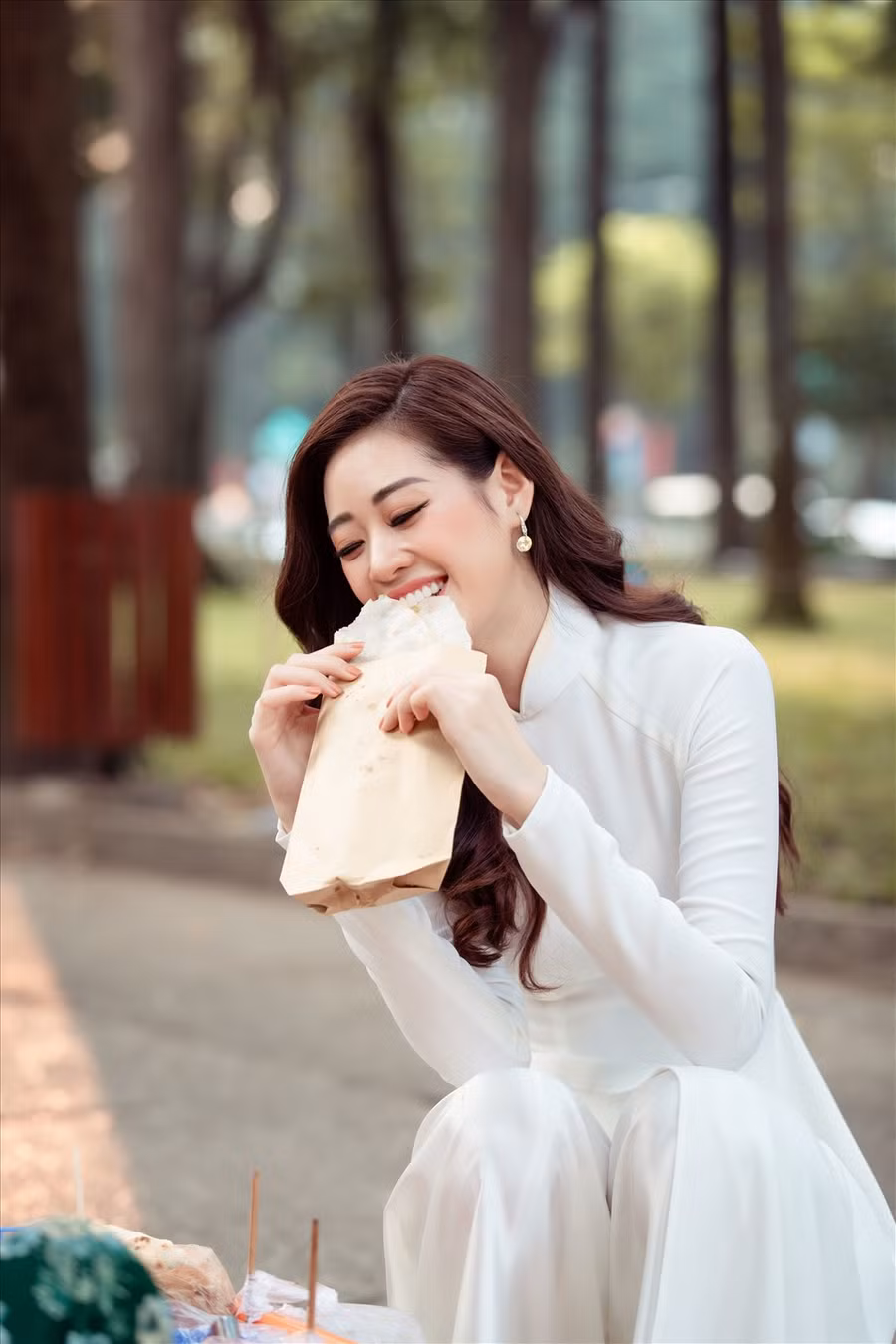  11 Hoa hậu Khánh Vân còn ghé lại bên những hàng quán rong mà cô thường xuyên đến mỗi khi rảnh rỗi. Ảnh: David Sắn.