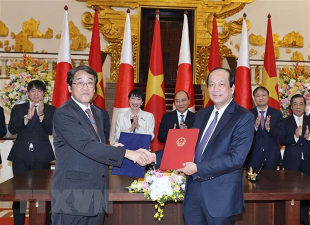 Thủ tướng Nguyễn Xuân Phúc và Bộ trưởng Bộ Nội vụ, Thông tin và Truyền thông Nhật Bản Takaichi Sanae chứng kiến Lễ ký kết công hàm trao đổi Dự án cung cấp trang thiết bị phần cứng Hệ thống thông tin báo cáo Chính phủ sử dụng viện trợ không hoàn lại giữa Bộ trưởng chủ nhiệm Văn phòng Chính phủ Mai Tiến Dũng Việt Nam và Đại sứ Nhật Bản tại Việt Nam Umeda Kunio.