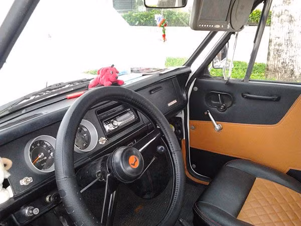 Nội thất Honda N360 còn khá nguyên bản tại Việt Nam