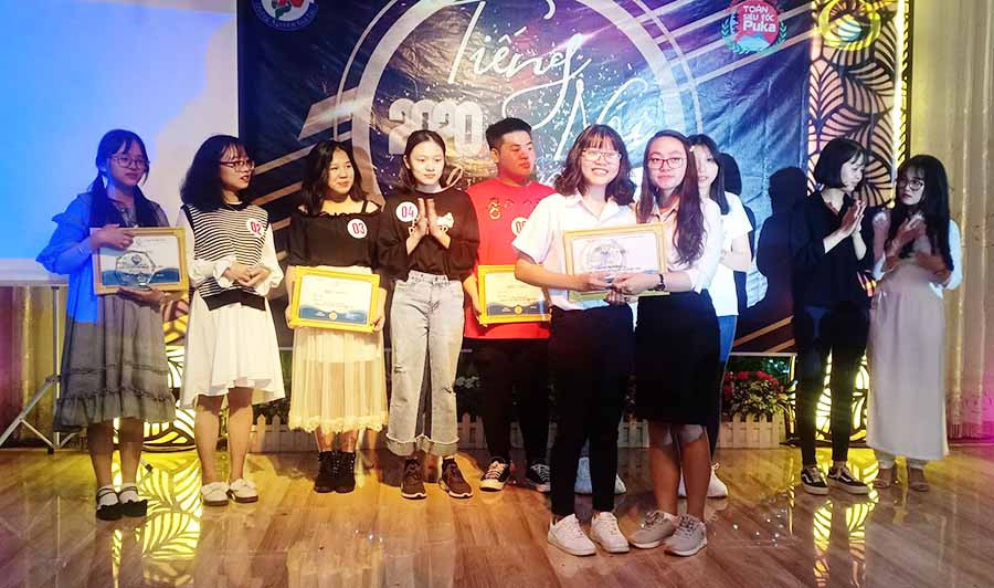  Ban tổ chức trao giải nhất cho em Lê Tú Uyên (Trường THPT Pleiku). Ảnh: N.K