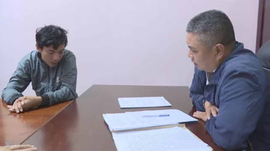 Đối tượng Nguyễn Quang Hùng (trái) khai nhận sợ bị gửi clip cho vợ nên ra tay sát hại nạn nhân