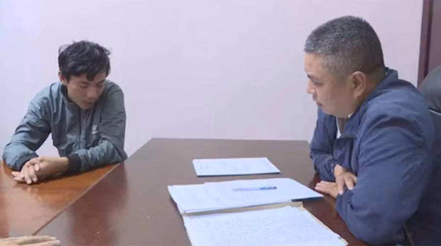 Đối tượng Nguyễn Quang Hùng (trái) khai nhận sợ bị gửi clip cho vợ nên ra tay sát hại nạn nhân