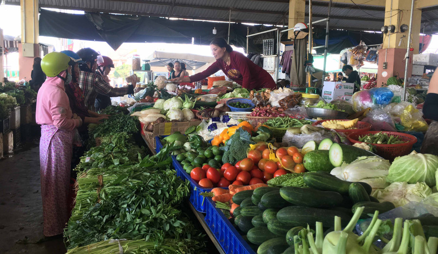 Trong khi rau ăn lá giá rẻ bèo thì rau củ lại tăng giá mạnh. Ảnh: Vũ Thảo