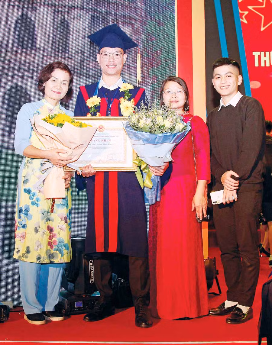 Dương Văn Hùng được vinh danh tại Văn Miếu-Quốc Tử Giám và nhận bằng khen của Chủ tịch UBND TP. Hà Nội. Ảnh: P.L