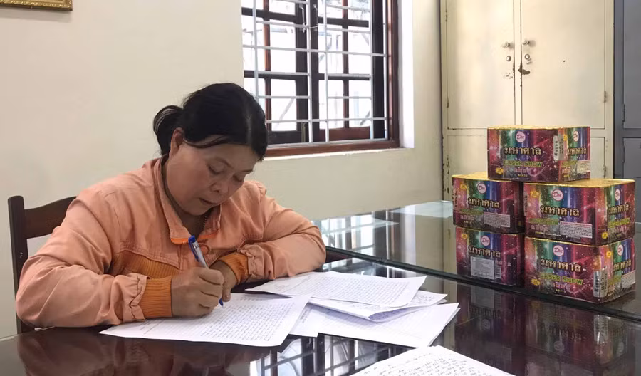 Đối tượng Vân cùng tang vật. Ảnh: Văn Ngọc