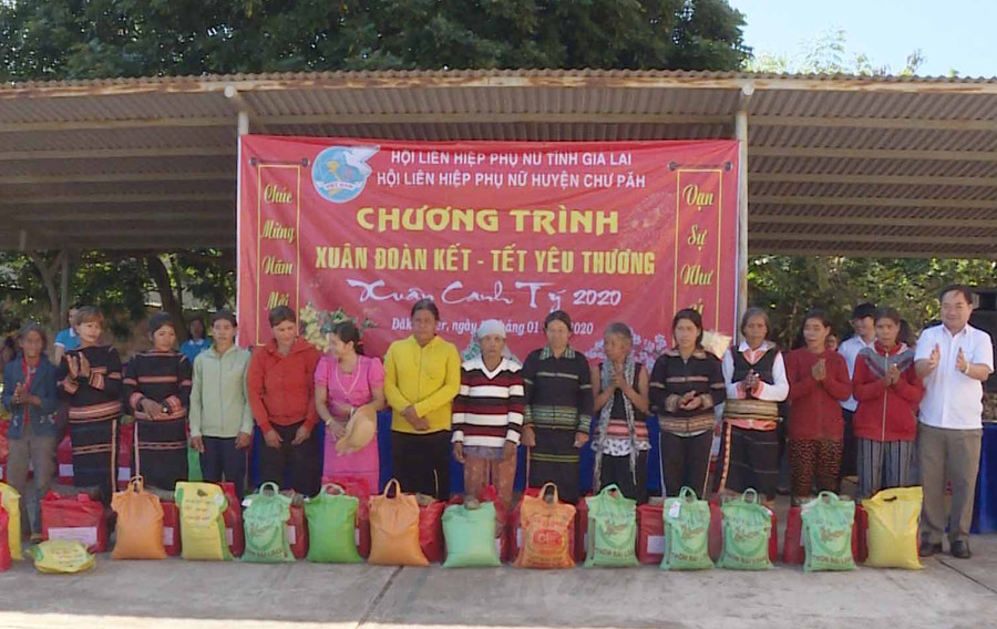 Quang cảnh buổi trao quà cho phụ nữ có hoàn cảnh khó khăn. Ảnh: Hà Phương