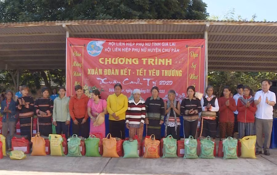 Quang cảnh buổi trao quà cho phụ nữ có hoàn cảnh khó khăn. Ảnh: Hà Phương