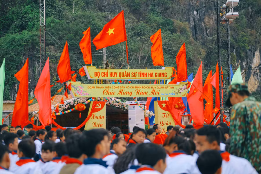 Bên ngoài gian trại của Bộ chỉ huy quân sự tỉnh Hà Giang - Ảnh: MAI THƯƠNG