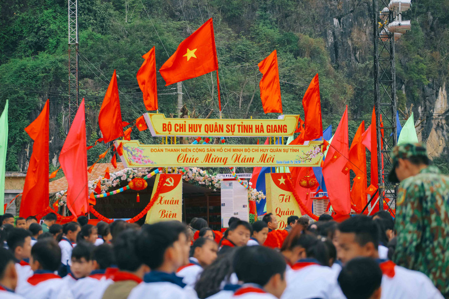 Bên ngoài gian trại của Bộ chỉ huy quân sự tỉnh Hà Giang - Ảnh: MAI THƯƠNG