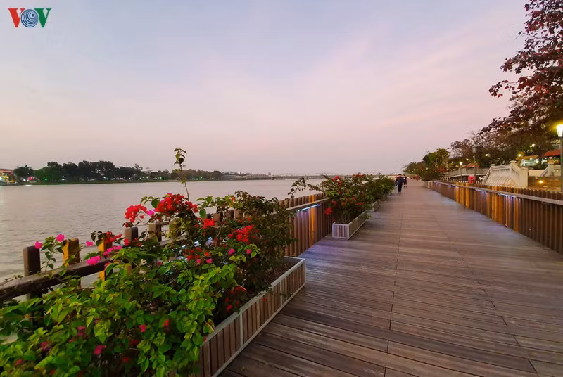  Tuyến đường dài hơn 600 m, rộng 4,5 m, bắt đầu từ cầu Trường Tiền, kết thúc ở sát gầm cầu Phú Xuân, sẽ được ốp đá, lắp thêm hệ thống đèn chiếu sáng.