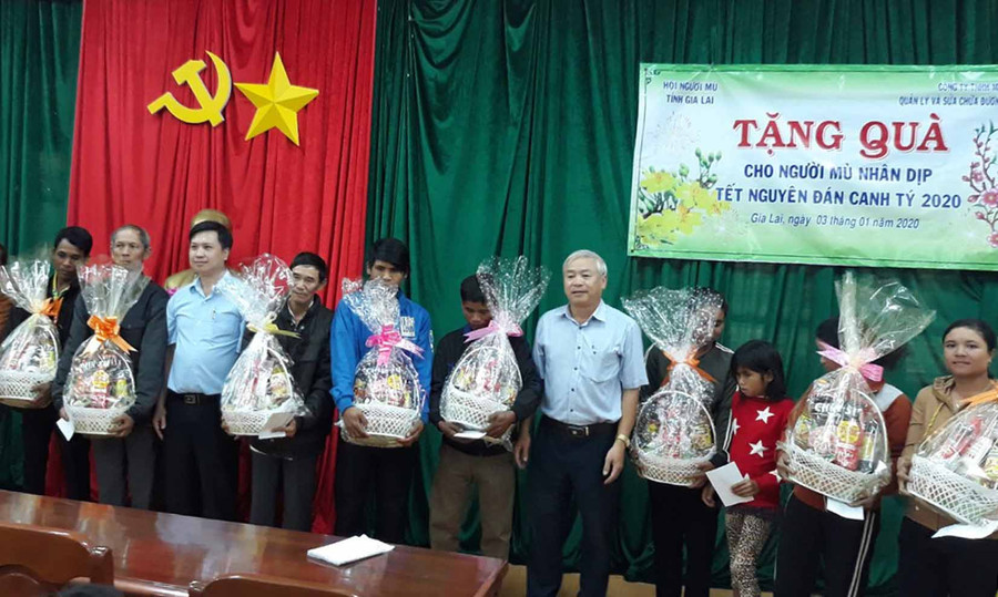 Những món quà ý nghĩa mang đến cho người mù nhân dịp Tết Nguyên đán. Ảnh: Hà Phương