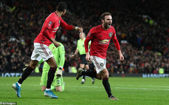 Juan Mata ăn mừng bàn thắng cho M.U - Ảnh: IAN HODGSON