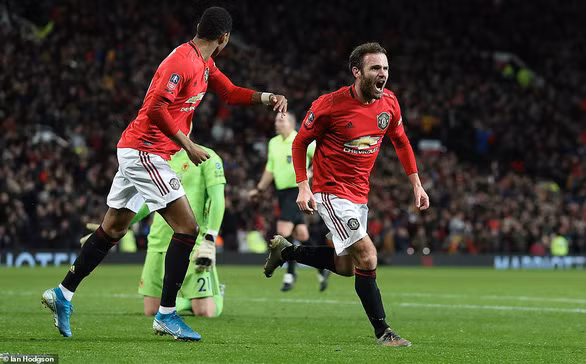 Juan Mata ăn mừng bàn thắng cho M.U - Ảnh: IAN HODGSON