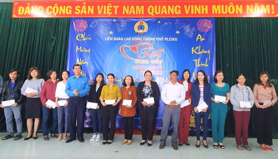 Tặng quà và vé xe cho công nhân nghèo. Ảnh: Đinh Yến