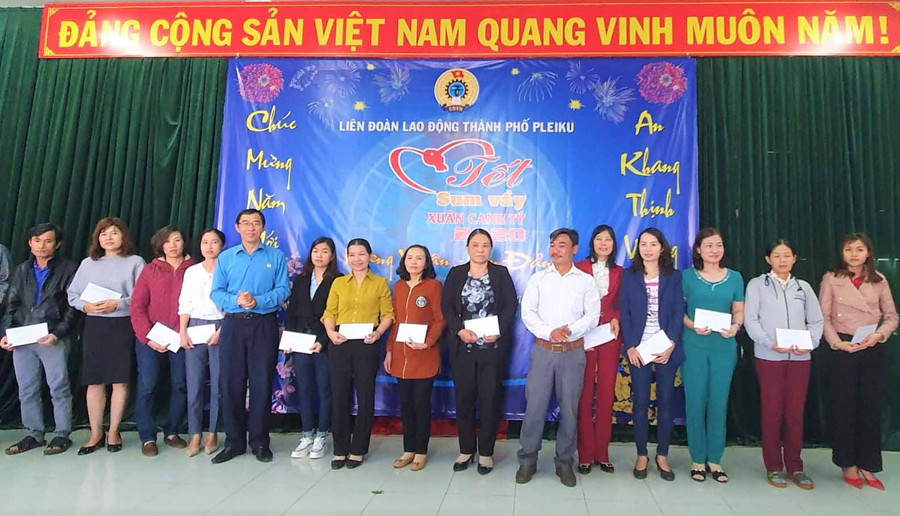 Tặng quà và vé xe cho công nhân nghèo. Ảnh: Đinh Yến Tặng quà và vé xe cho công nhân nghèo. Ảnh: Đinh Yến