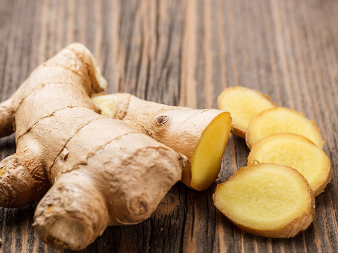 Ăn một lát gừng tươi hoặc ngâm trà uống có thể giảm các vấn đề về tiêu hóa như buồn nôn- Ảnh minh họa: Shutterstock Ăn một lát gừng tươi hoặc ngâm trà uống có thể giảm các vấn đề về tiêu hóa như buồn nôn- Ảnh minh họa: Shutterstock