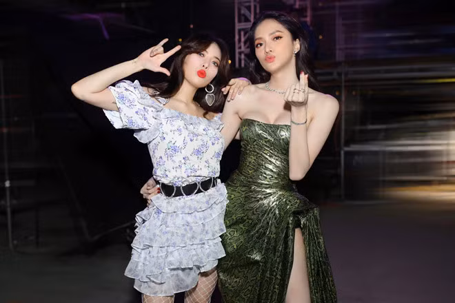 HyunA cùng Hương Giang vui vẻ chụp ảnh kỷ niệm và giao lưu trong hậu trường 