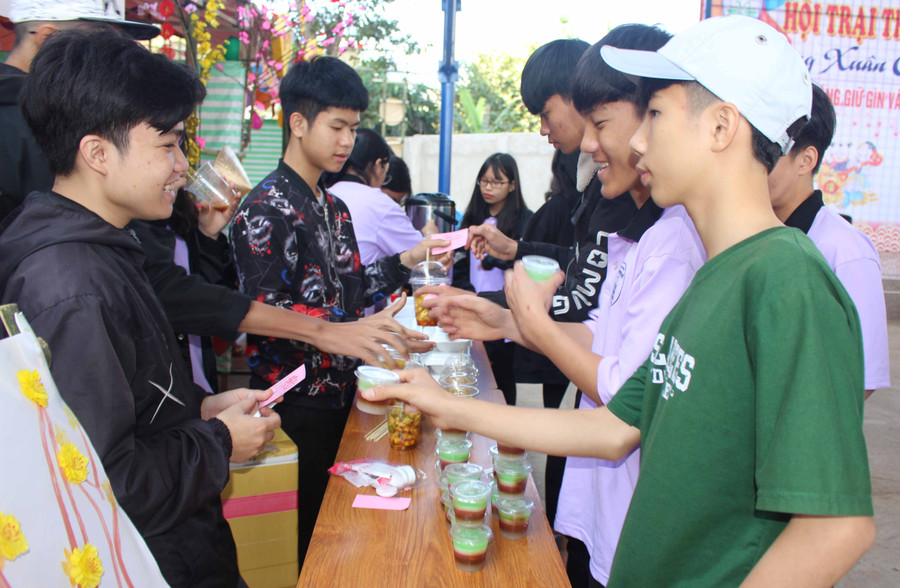 Rất nhiều món ăn do các em học sinh tự tay chế biến được bày bán tại Hội trại. Ảnh Phan Lài 