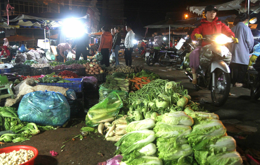 Rau củ bày biện la liệt chuẩn bị những chuyến xe đi xa . Ảnh: Lê Văn Ngọc 