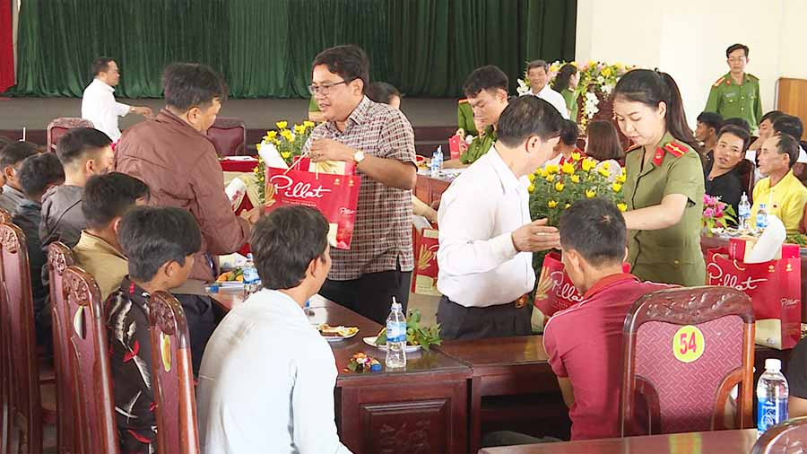  Lãnh đạo huyện trao quà động viên cho những người chấp hành xong án phạt tù về cư trú tại địa phương. Ảnh: Hà Phương