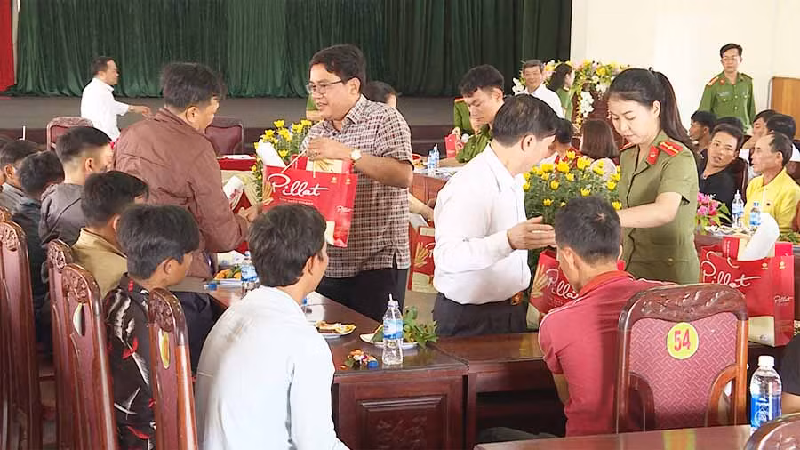  Lãnh đạo huyện trao quà động viên cho những người chấp hành xong án phạt tù về cư trú tại địa phương. Ảnh: Hà Phương