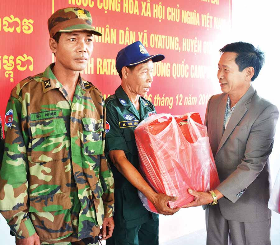 Bí thư Huyện ủy Bùi Viết Hội (bìa phải) tặng quà cho lực lượng bảo vệ biên giới Campuchia. Bí thư Huyện ủy Bùi Viết Hội (bìa phải) tặng quà cho lực lượng bảo vệ biên giới Campuchia.