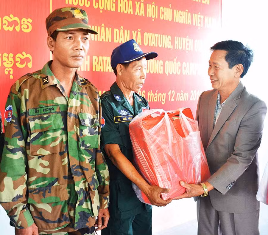 Bí thư Huyện ủy Bùi Viết Hội (bìa phải) tặng quà cho lực lượng bảo vệ biên giới Campuchia.