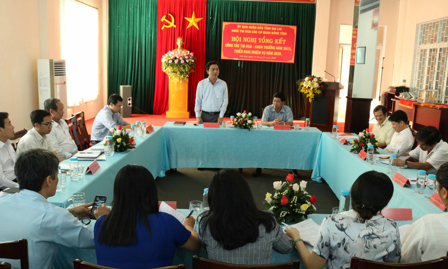 Đồng chí Lương Văn Danh-Phó Tổng Biên tập Báo Gia Lai-Trưởng Khối thi đua phát biểu tại hội nghị. Ảnh: Ngọc Sang