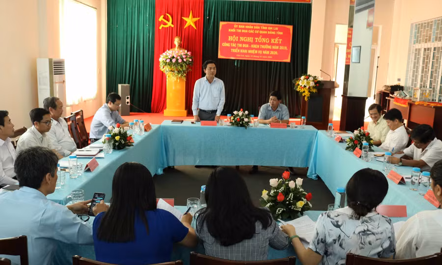 Đồng chí Lương Văn Danh-Phó Tổng Biên tập Báo Gia Lai-Trưởng Khối thi đua phát biểu tại hội nghị. Ảnh: Ngọc Sang