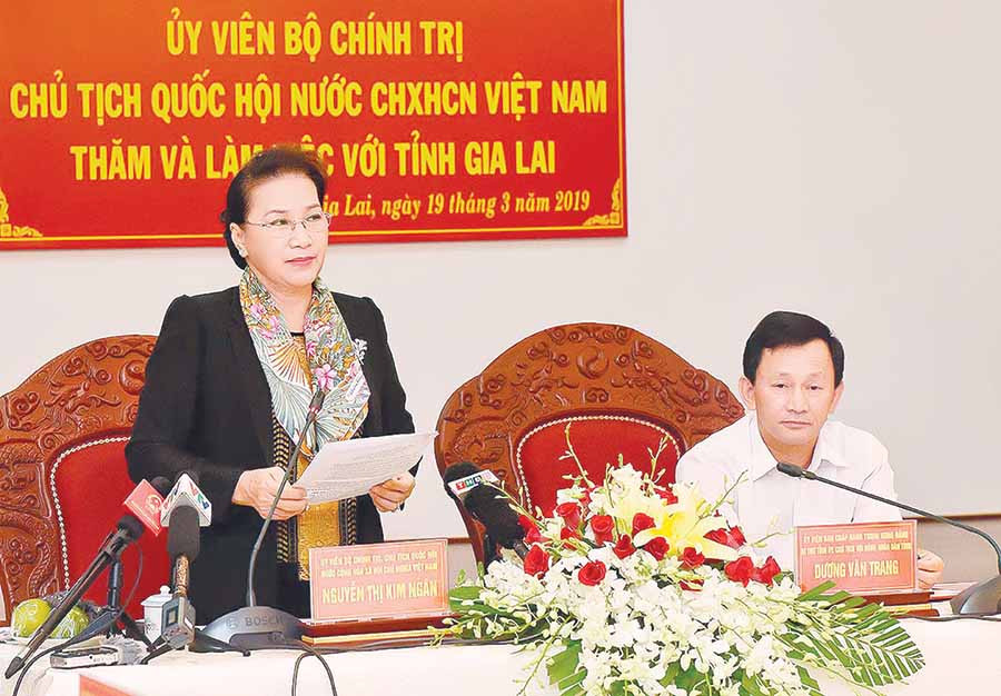 Ủy viên Bộ Chính trị, Chủ tịch Quốc hội Nguyễn Thị Kim Ngân (bìa trái) phát biểu tại buổi làm việc với cán bộ chủ chốt tỉnh Gia Lai ngày 19-3-2019. Ảnh: Đ.T Ủy viên Bộ Chính trị, Chủ tịch Quốc hội Nguyễn Thị Kim Ngân (bìa trái) phát biểu tại buổi làm việc với cán bộ chủ chốt tỉnh Gia Lai ngày 19-3-2019. Ảnh: Đ.T