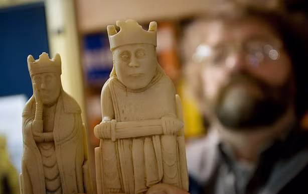  2 quân cờ bằng ngà hải mã cổ do người Viking tạo nên - ảnh: REX