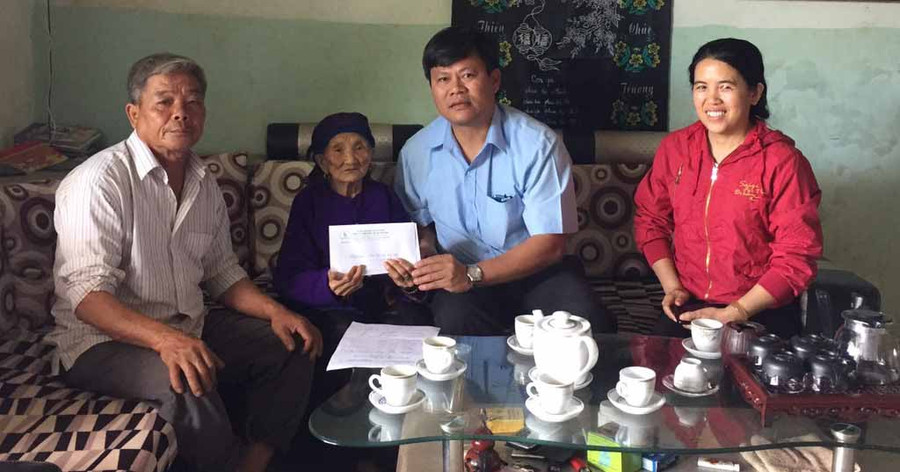  Tặng quà cho mẹ Việt Nam anh Hùng Lưu Thị Sinh. Ảnh: Hà Đức Thành