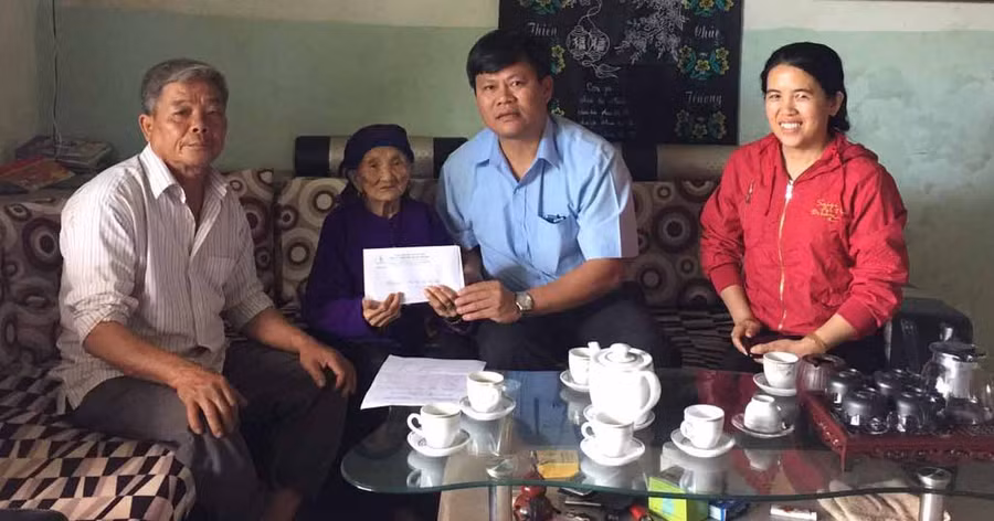  Tặng quà cho mẹ Việt Nam anh Hùng Lưu Thị Sinh. Ảnh: Hà Đức Thành