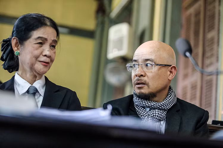 Luật sư Trương Thị Hòa và ông Đặng Lê Nguyên Vũ tại một phiên tòa chiều 25-2-2019.