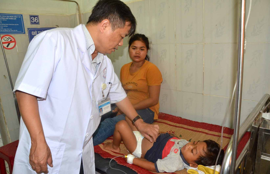 Bác sĩ Phạm Chí Quang-thăm khám cho bệnh nhân bị ngộ độc thực phẩm. Ảnh: Đức Phương