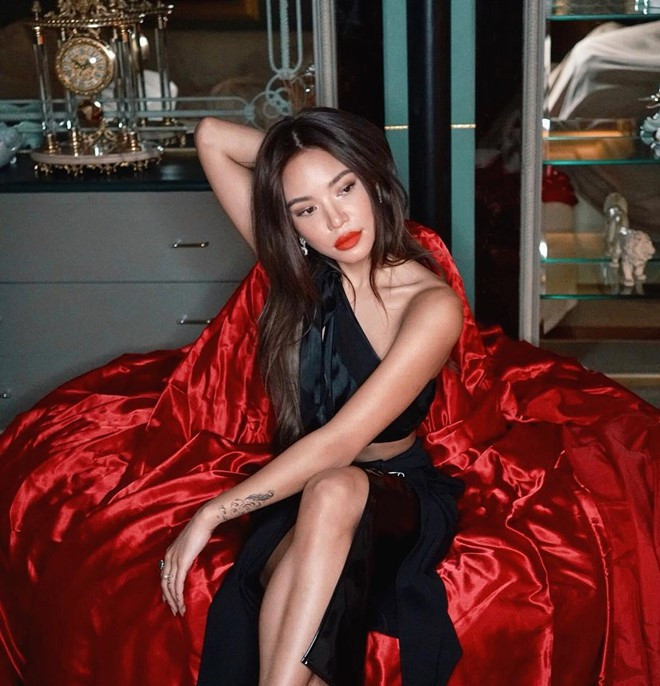 Theo Alvinology đưa tin năm 2017, Karraminah là con gái của hoàng thân Brunei - Jefri Bolkiah và người vợ thứ hai Evangeline del Rosario. Hoàng thân Jefri Bolkiah là em trai của Quốc vương Brunei - Hassanal Bolkiah, nổi tiếng với sự giàu có ít người sánh được. Theo Alvinology đưa tin năm 2017, Karraminah là con gái của hoàng thân Brunei - Jefri Bolkiah và người vợ thứ hai Evangeline del Rosario. Hoàng thân Jefri Bolkiah là em trai của Quốc vương Brunei - Hassanal Bolkiah, nổi tiếng với sự giàu có ít người sánh được.