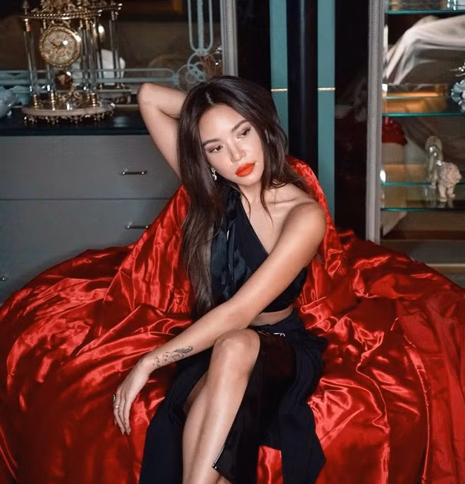 Theo Alvinology đưa tin năm 2017, Karraminah là con gái của hoàng thân Brunei - Jefri Bolkiah và người vợ thứ hai Evangeline del Rosario. Hoàng thân Jefri Bolkiah là em trai của Quốc vương Brunei - Hassanal Bolkiah, nổi tiếng với sự giàu có ít người sánh được. 