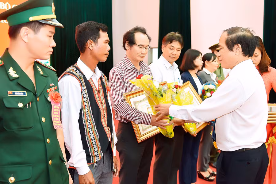 Đồng chí Võ Ngọc Thành-Phó Bí thư Tỉnh ủy, Chủ tịch UBND tỉnh tặng bằng khen cho các tập thể có thành tích tiêu biểu trong học tập và làm theo tư tưởng, đạo đức, phong cách Hồ Chí Minh giai đoạn 2016-2019. Ảnh: ĐỨC THỤY