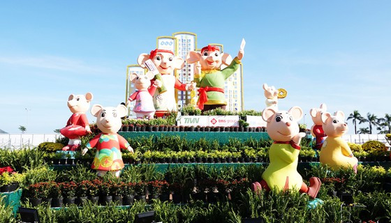 Những chú chuột linh vật được thiết kế ngộ nghĩnh, quây quần, vui đùa hạnh phúc... Những chú chuột linh vật được thiết kế ngộ nghĩnh, quây quần, vui đùa hạnh phúc...