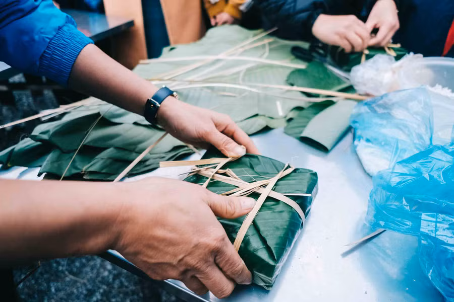 Những chiếc bánh chưng vuông vức được gói bởi bàn tay khéo léo từ các đội chơi - Ảnh: MAI THƯƠNG